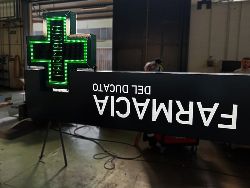 totem con croce a led farmacia del ducato parma
