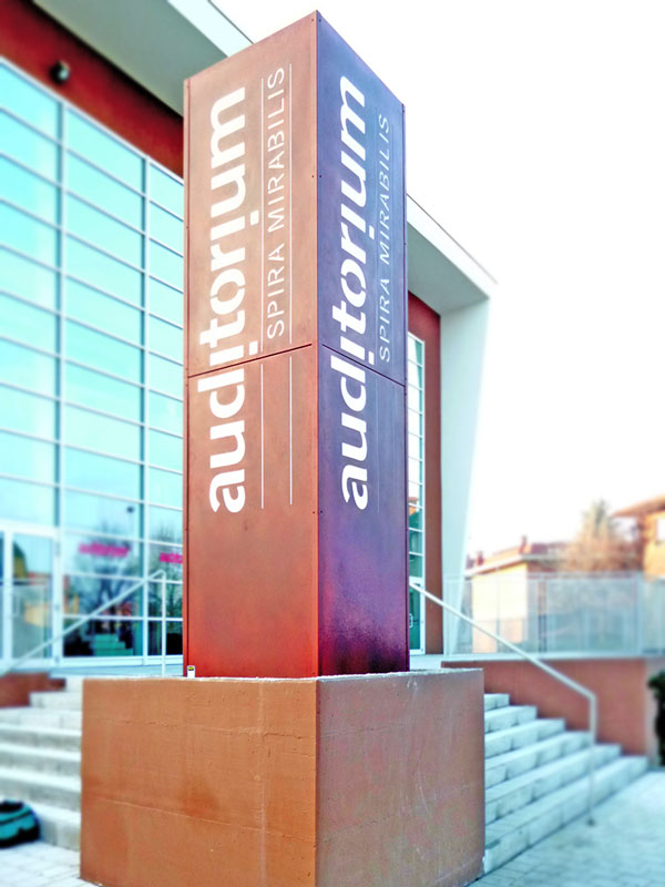 totem corten auditorium formigine