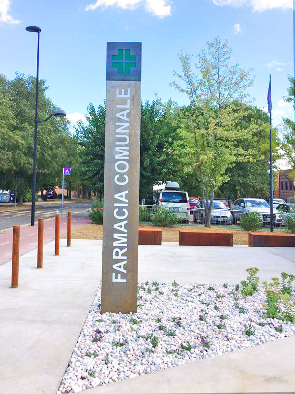 totem corten farmacia alibinea