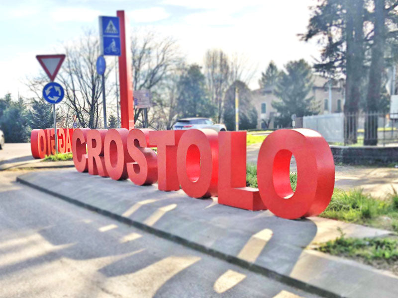 totem e insegna scatolare alluminio villaggio crostolo reggio emilia