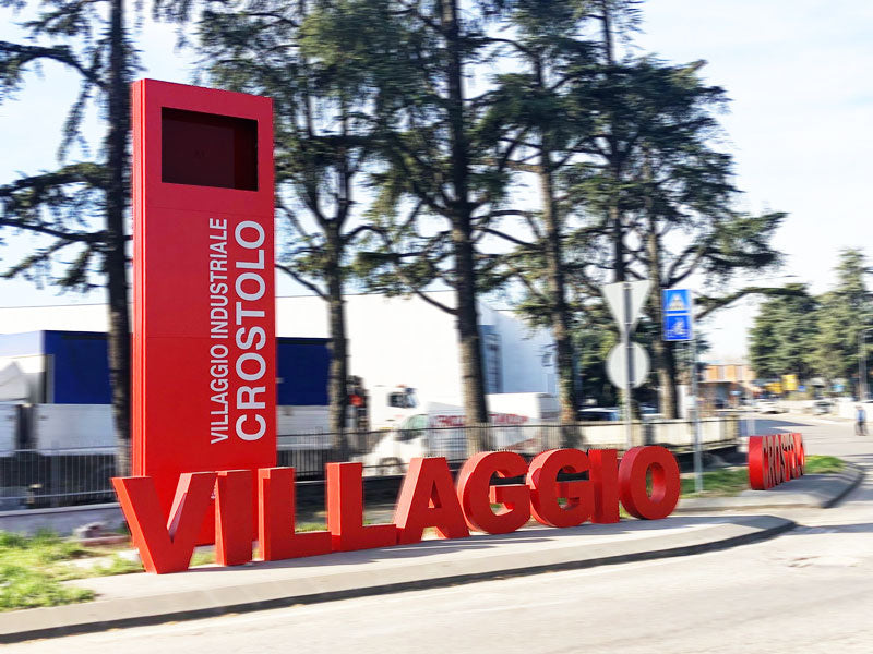 totem e insegna scatolare alluminio villaggio crostolo reggio emilia