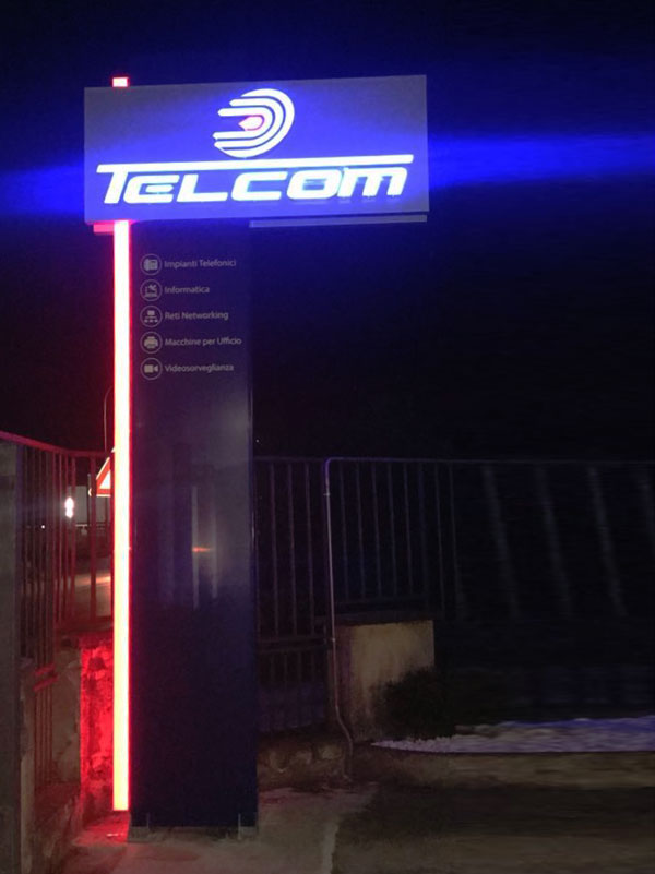 totem luminoso a stelo telcom cremona