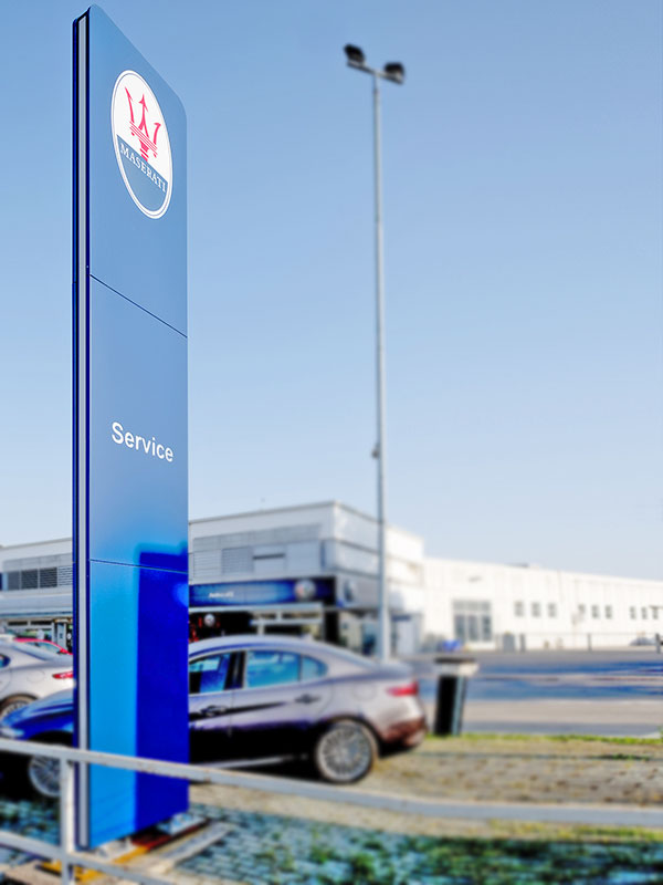 totem luminoso alluminio traforato maserati autozatti srl parma