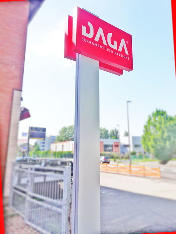 totem luminoso aziendale daga serramenti reggio emilia