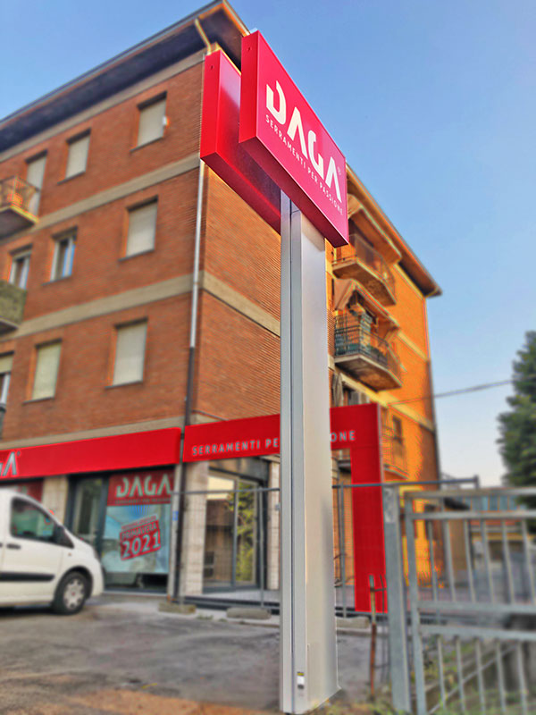 totem luminoso aziendale daga serramenti reggio emilia