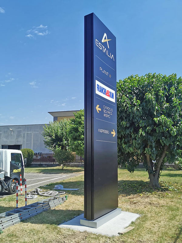 totem luminoso aziendale estalia spa brescia