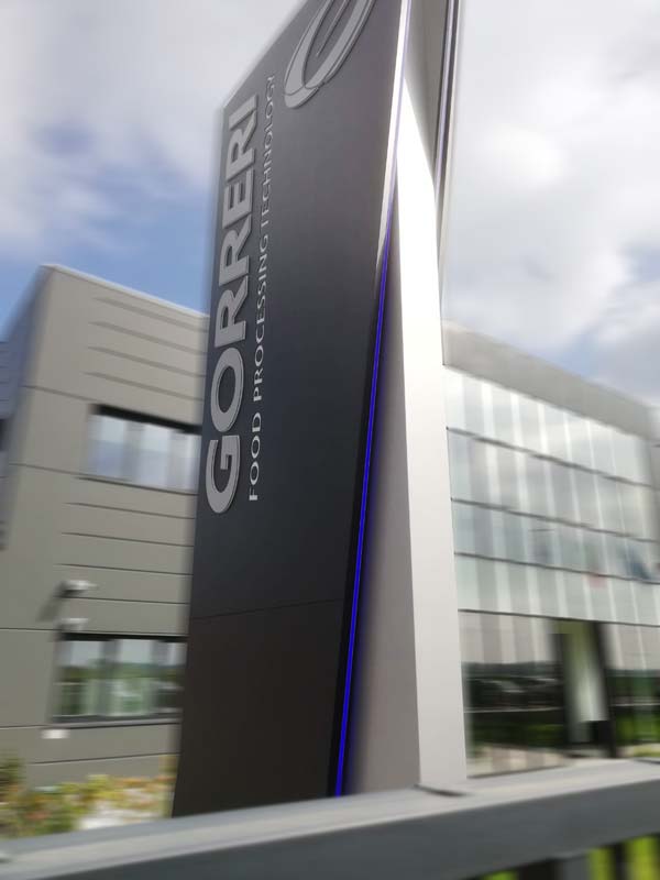 totem luminoso aziendale gorreri srl reggio emilia