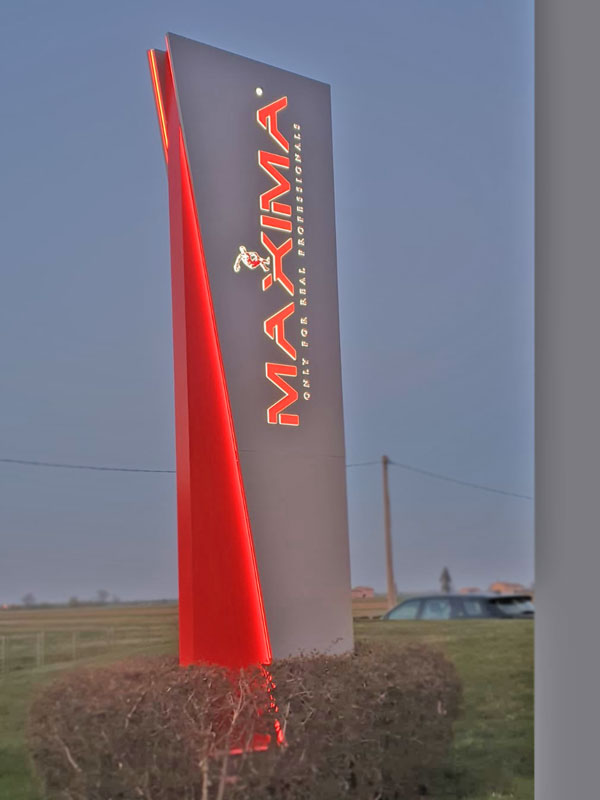 totem luminoso aziendale maxima spa poviglio