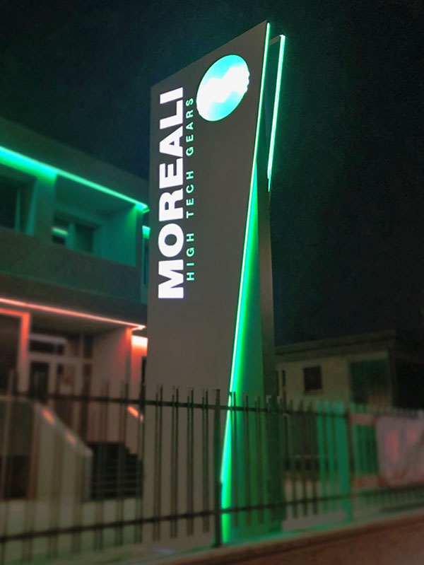 totem luminoso aziendale moreali spa reggio emilia