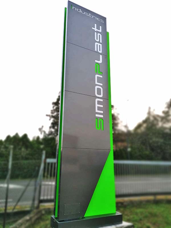 totem luminoso aziendale simon plast correggio