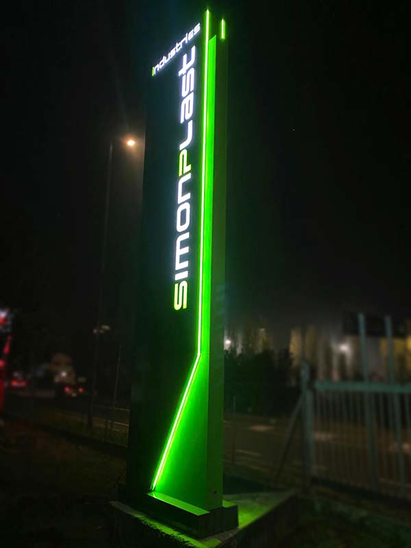 totem luminoso aziendale simon plast correggio