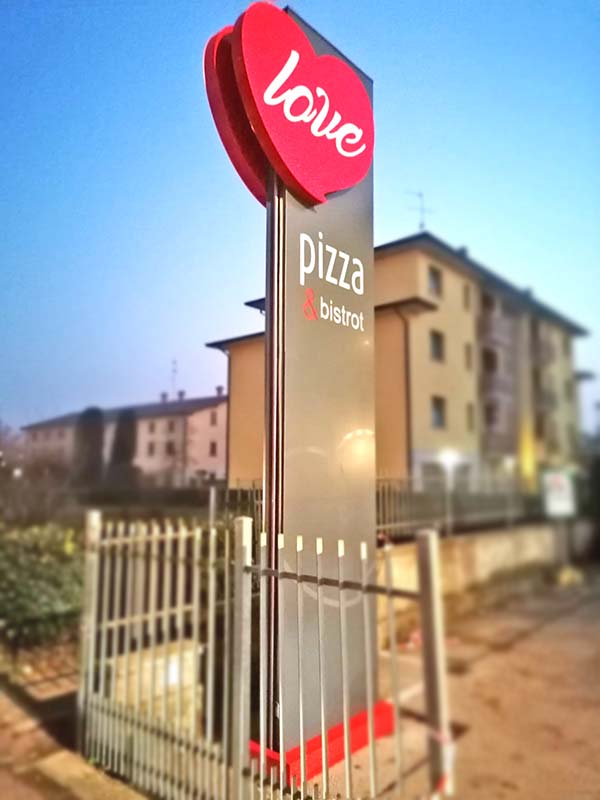totem luminoso con logo scatolare love pizza reggio emilia