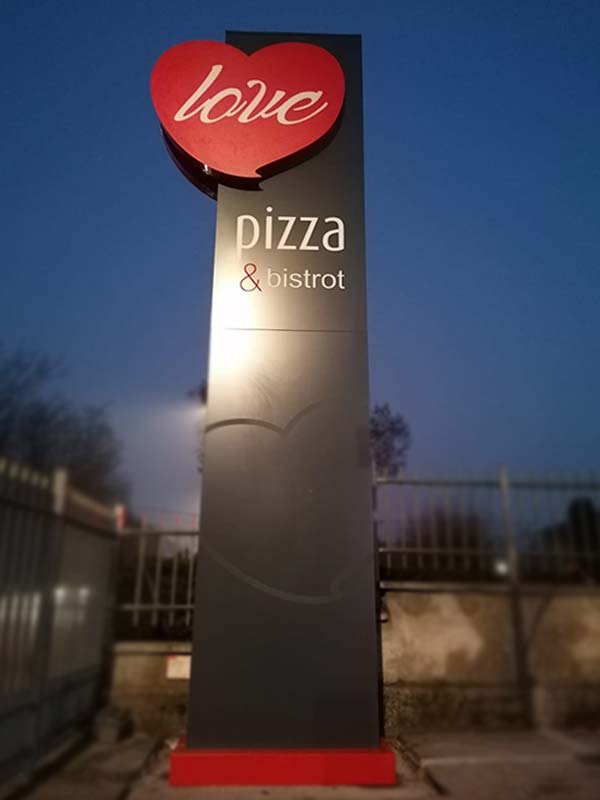 totem luminoso con logo scatolare love pizza reggio emilia