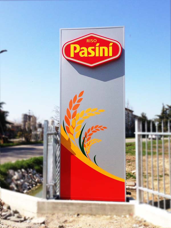 totem luminoso con logo scatolare riso pasini srl mantova