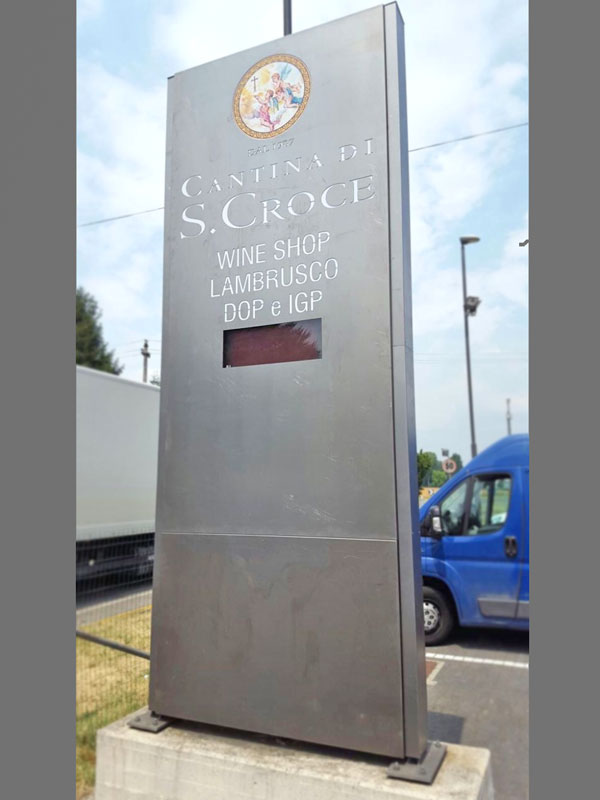 totem luminoso corten cantina santa croce carpi