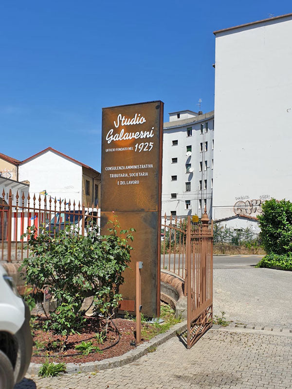 totem luminoso corten studio galaverni reggio emilia