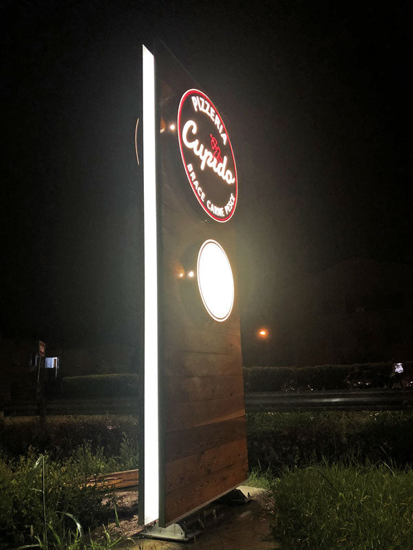 totem luminoso legno pizzeria cupido reggio emilia