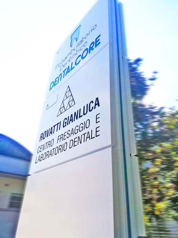totem luminoso modulare dentalcore bologna