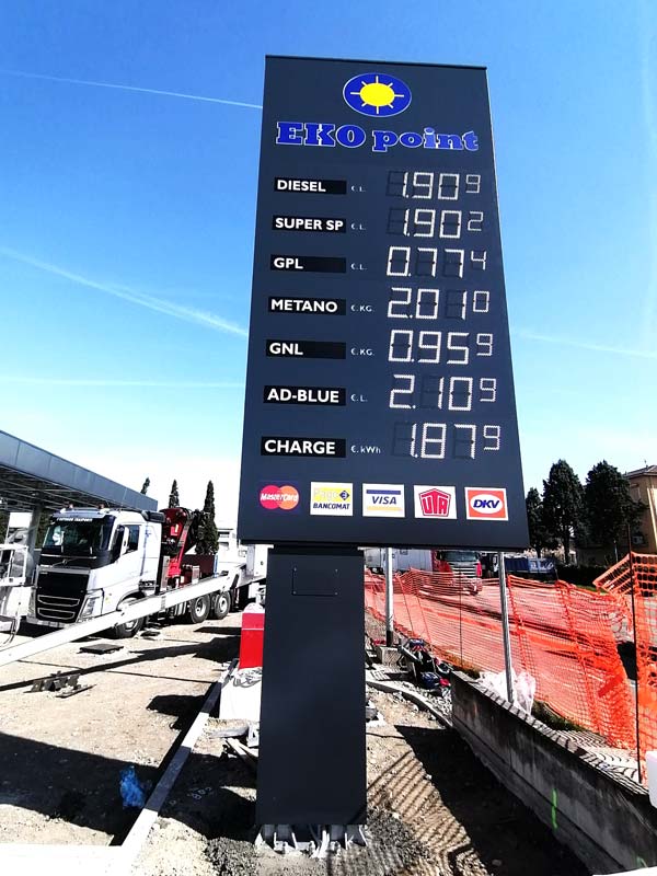 totem luminoso per carburanti eko point milano