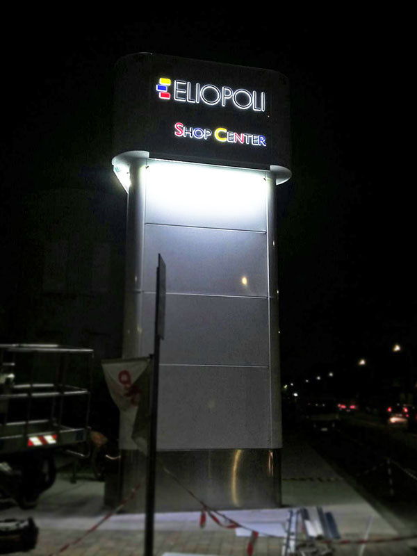 totem luminoso trifacciale centro commerciale eliopoli pisa