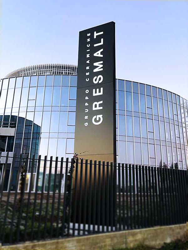 totem luminoso trifacciale gresmalt spa sassuolo