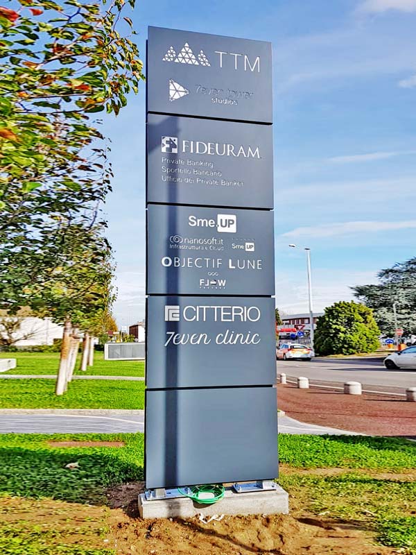 totem modulare luminoso centro direzionale seven tower reggio emilia