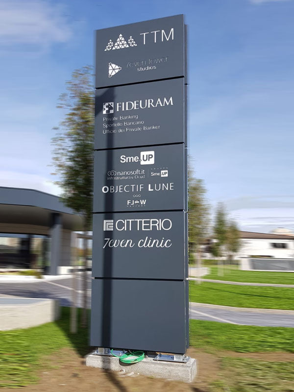 totem modulare luminoso centro direzionale seven tower reggio emilia