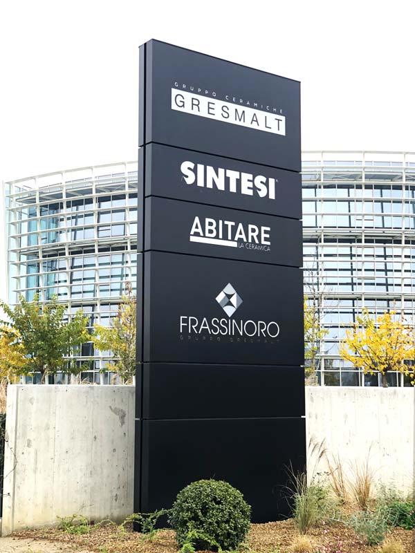 totem modulare luminoso gresmalt spa sassuolo