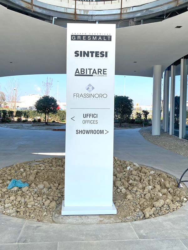 totem segnaletico gresmalt sassuolo