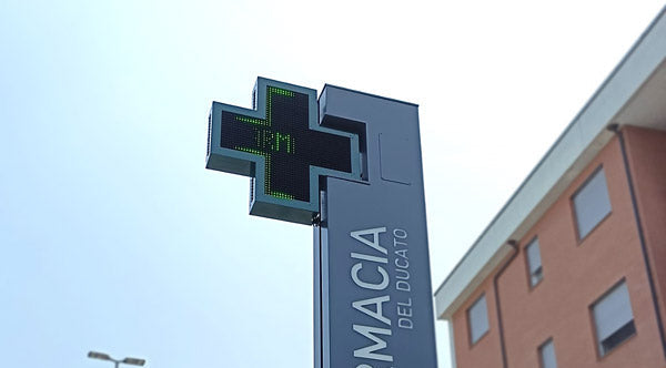 totem farmacia con croce a led