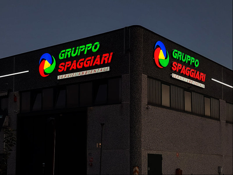 Ambientazione notturna con in evidenza le Insegne luminose a lettere scatolate e profili orizzontali luminosi bianchi