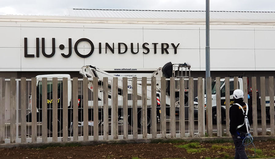 Lettere scatolate su edificio industriale carpi