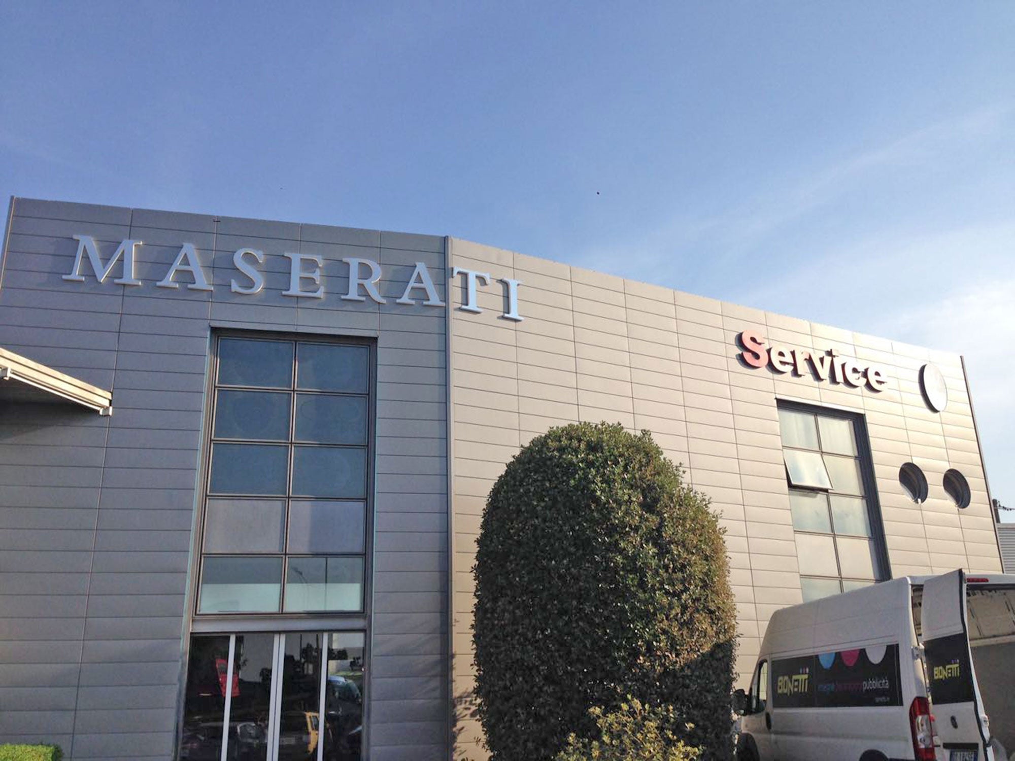 Maserati - Insegna luminosa a lettere scatolari