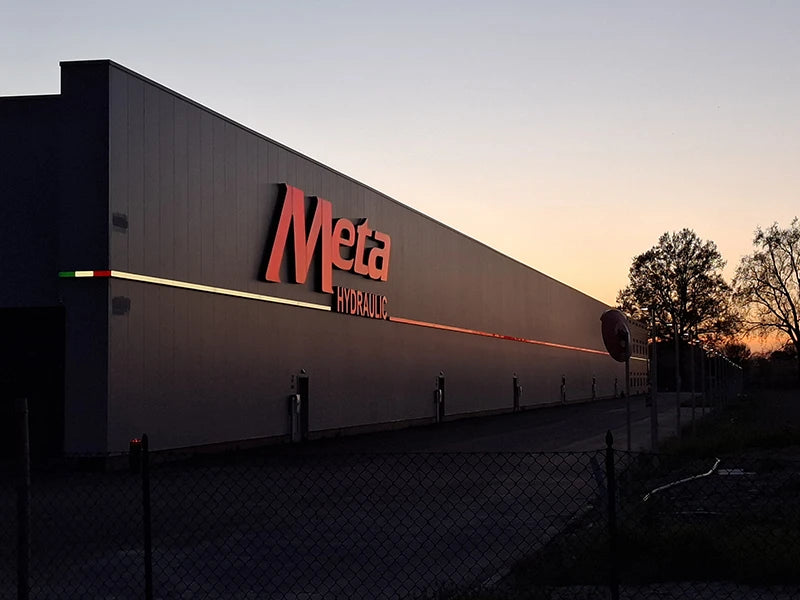 Grande insegna luminosa aziendale installata all'esterno dello stabilimento Meta a Rubiera.