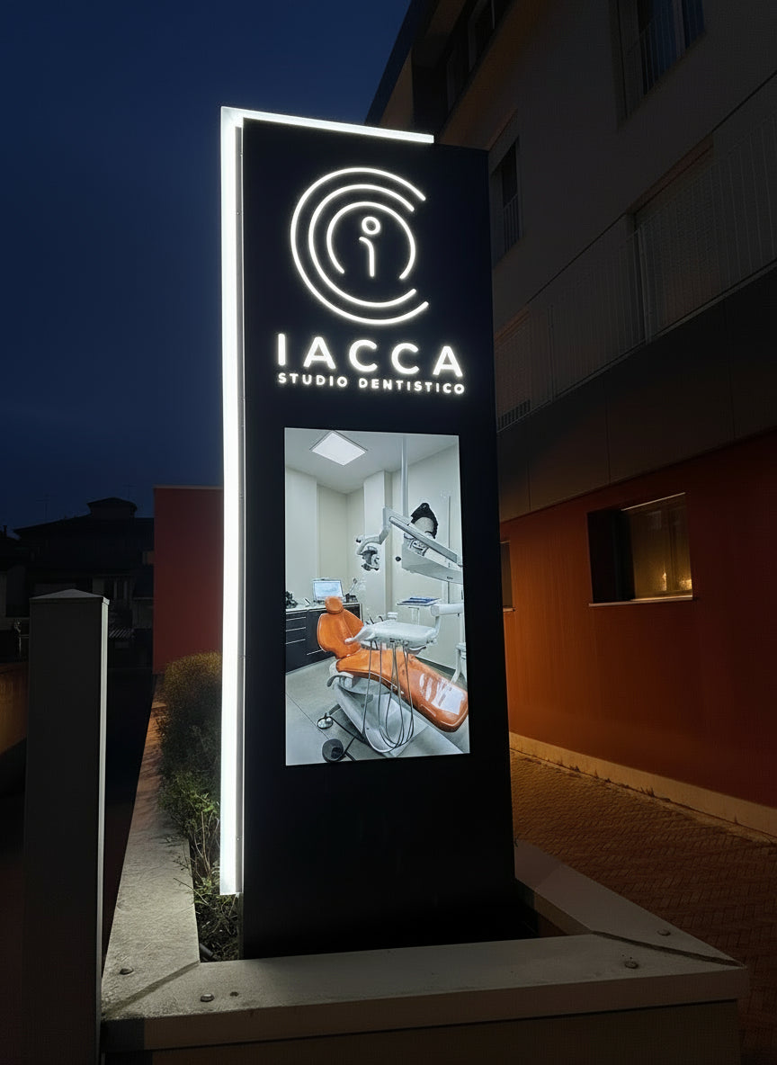 Totem aziendale con display integrato per Studio Iacca