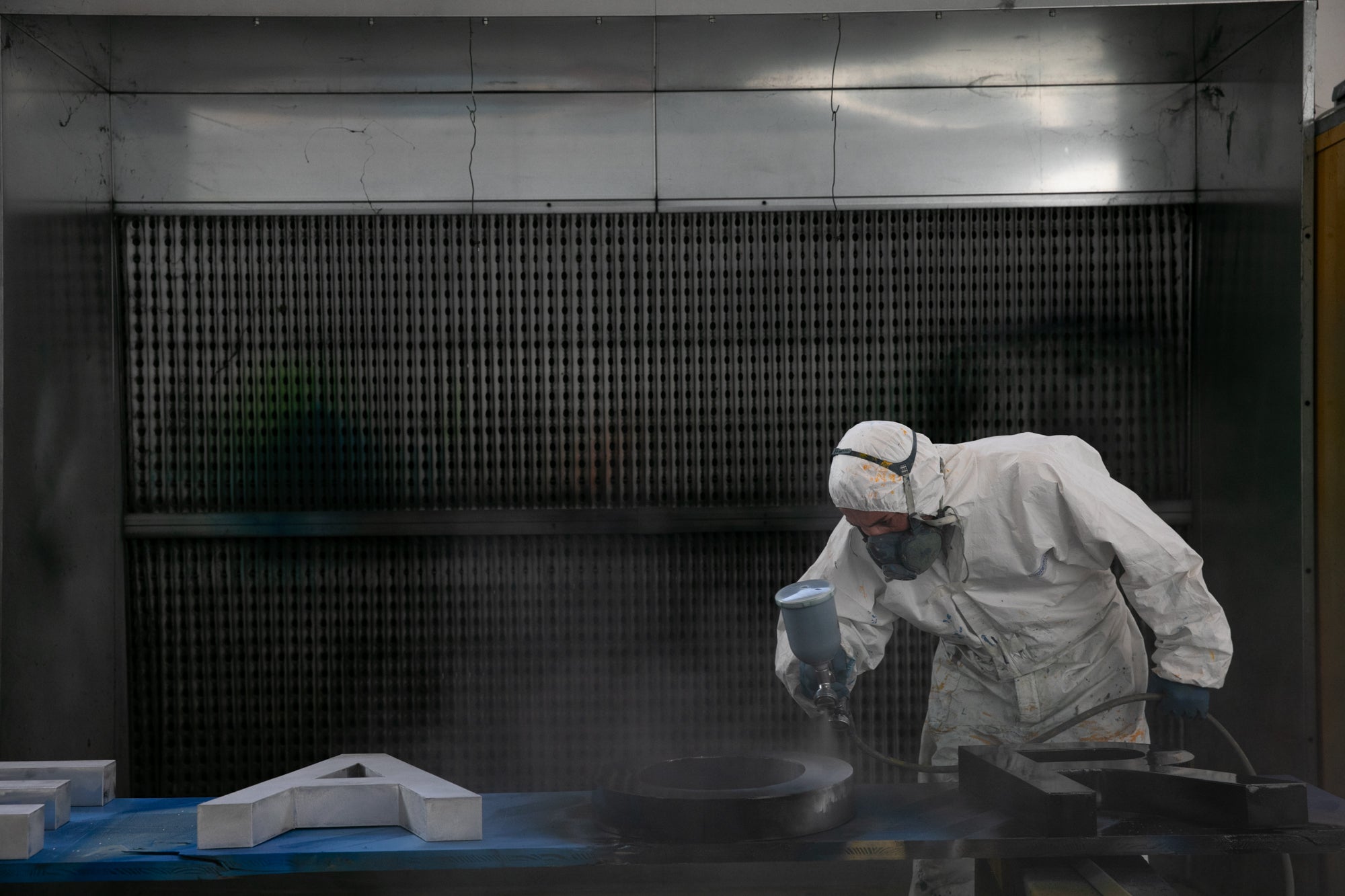 Verniciatura a liquido delle lettere scatolate