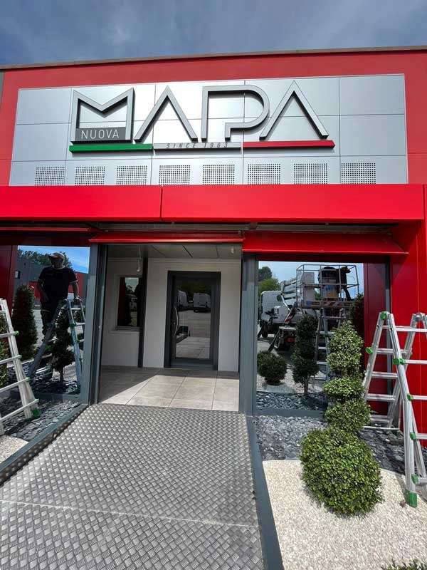 allestimento facciata e insegna luminosa nuova mapa bologna