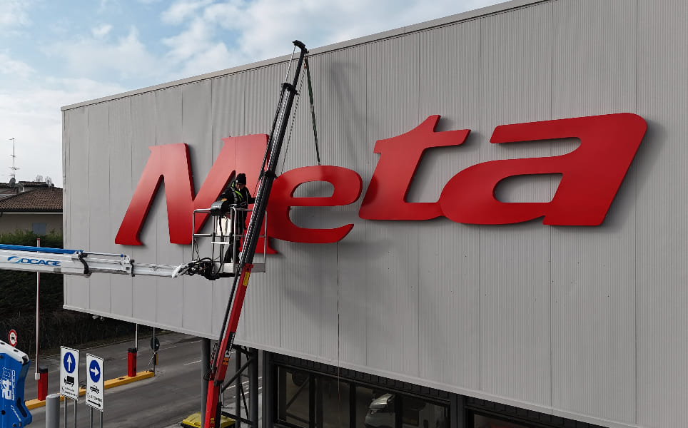 installazione insegna Meta hydraulic con autogru e PLE