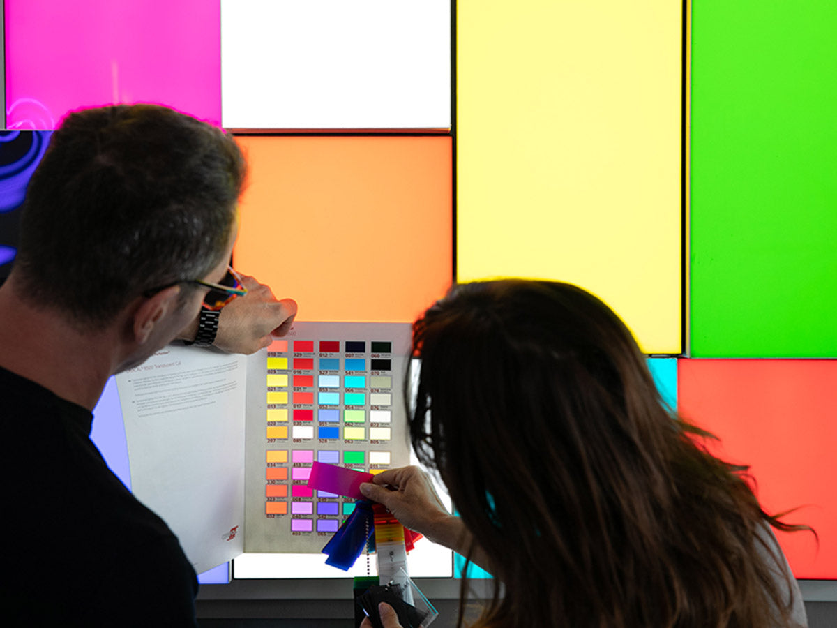 Scelta pellicole adesive traslucent per insegne luminose