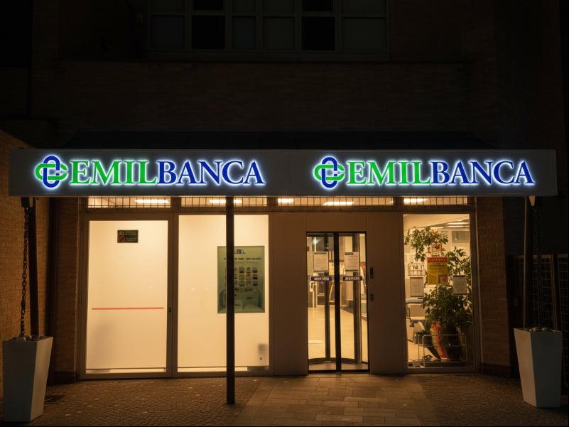 Cassonetto luminoso traforato con lettere blu e verdi a rilievo - Emilbanca, Parma