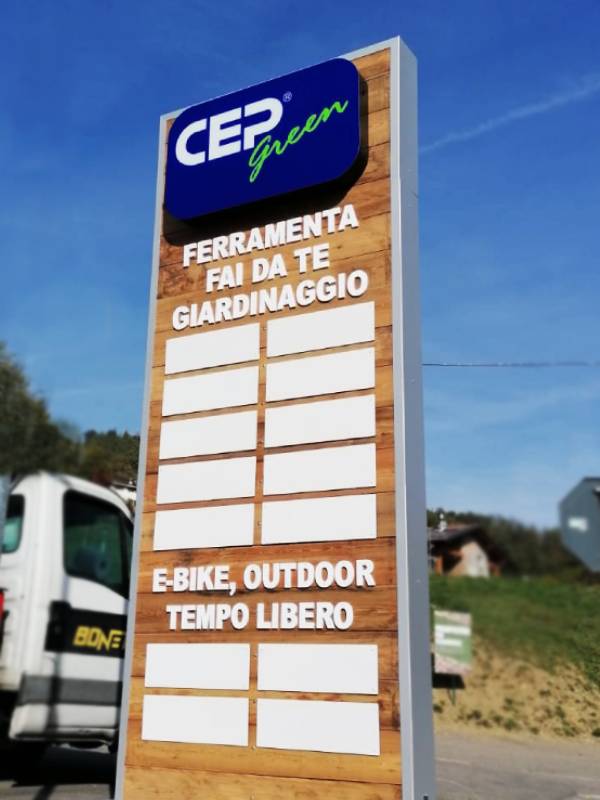 Cep Green - Totem luminoso rivestito in larice con loghi scatolari