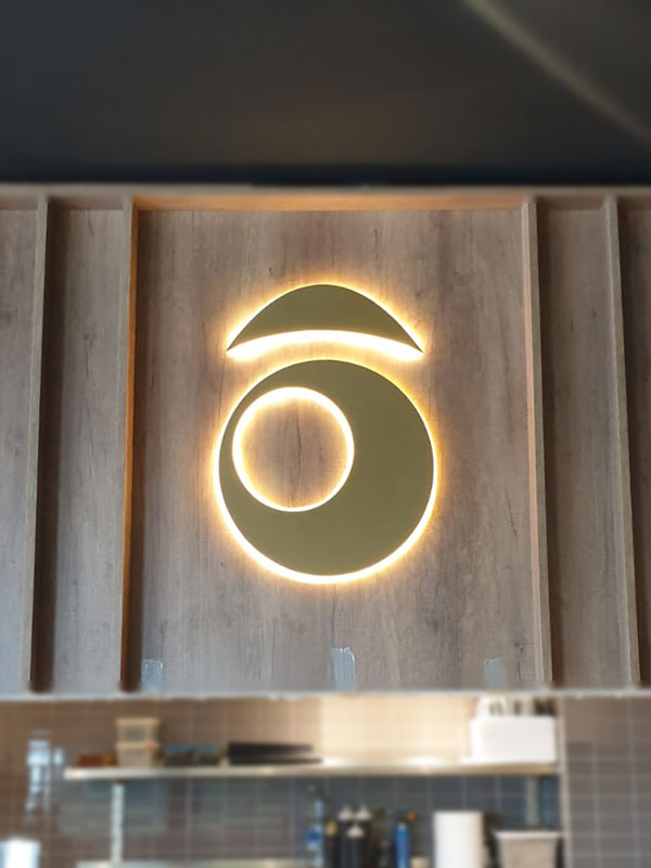 dettaglio insegna luminosa per interni sushiko bologna