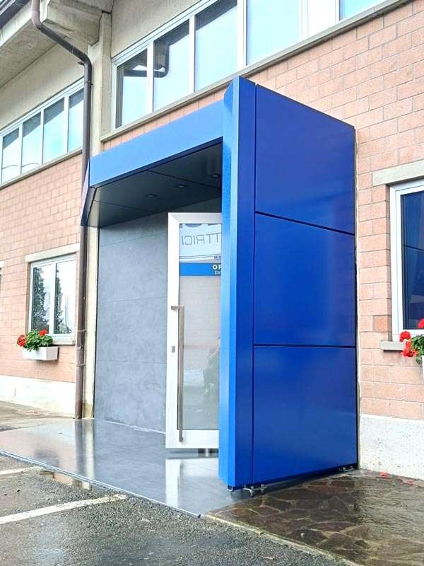 dettaglio pensilina luminosa bronzoni motori reggio emilia