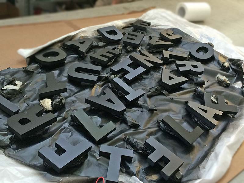 dettaglio produzione insegna a led molino pasini mantova