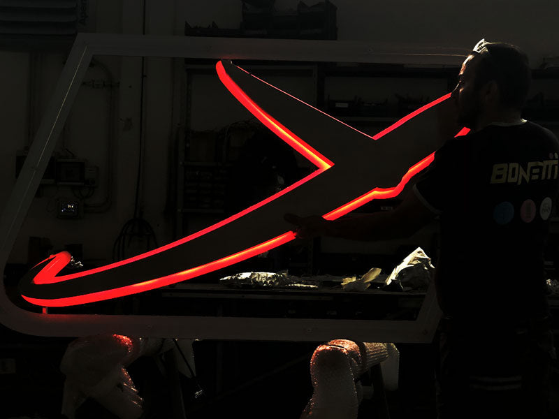 dettaglio produzione insegna luminosa acciaio inox ray tec parma