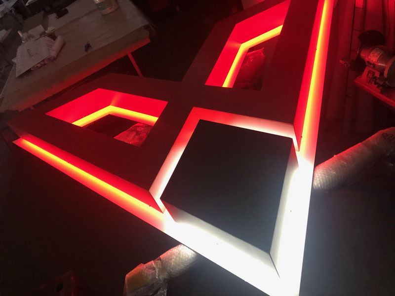 dettaglio produzione insegna scatolare retroilluminata acciaio inox vezzani spa reggio emilia