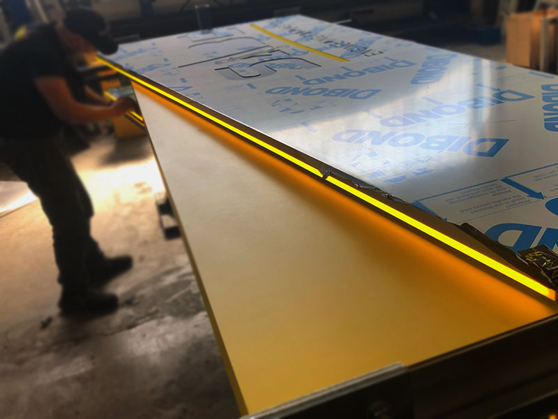 dettaglio produzione totem aziendale luminoso sabe srl correggio