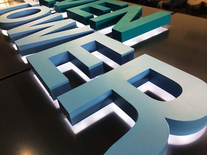 dettaglio produzione totem centro direzionale seven tower reggio emilia