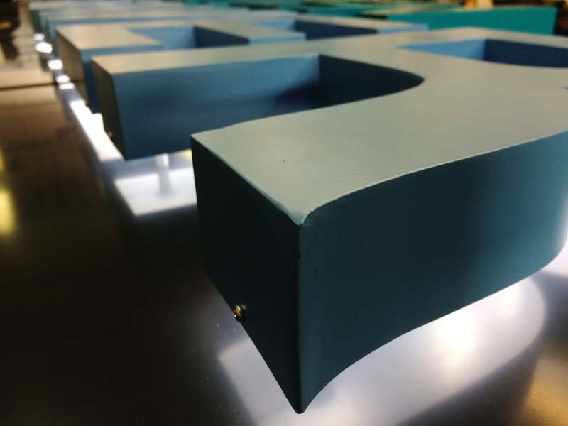 dettaglio produzione totem centro direzionale seven tower reggio emilia