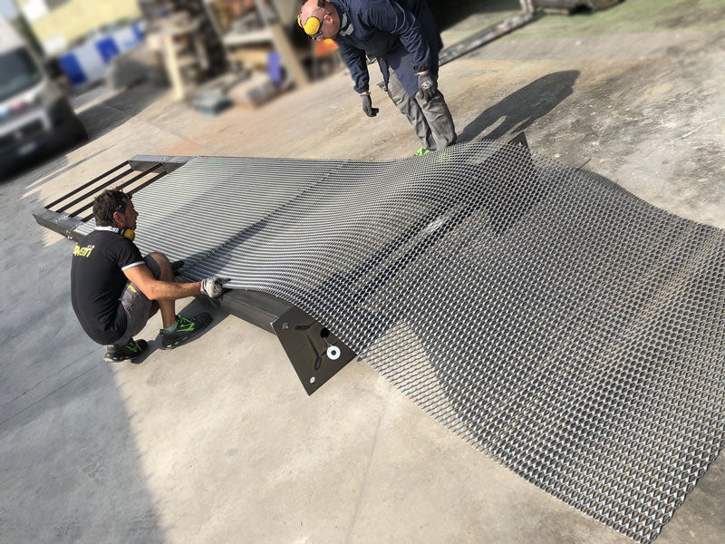 dettaglio produzione totem lamiera stirata pizzola ricambi fidenza